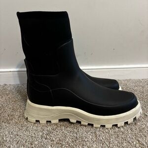 Hunter Women’s City Explorer Short Rain Boots, Black/Shaded White Size 9